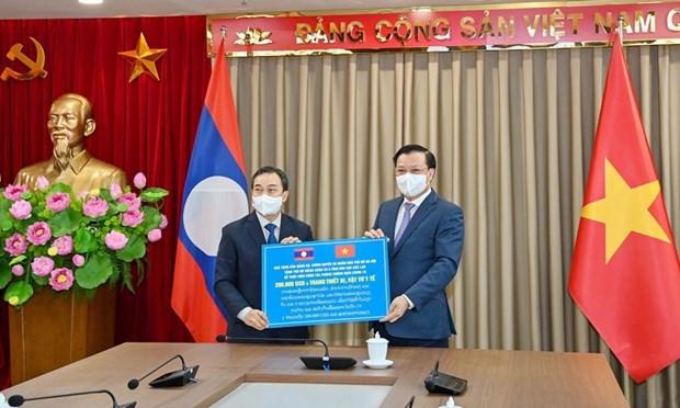The Hanoi Party Committee, authorities and people symbolically present gifts to Vientiane and the eight northern Lao provinces to support the localities in the pandemic combat. (Photo: hanoimoi.com.vn)