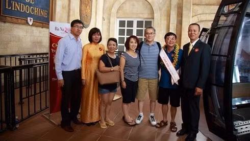 Nguyen Van Tuat (second from the right) is the one millionth tourist in 2015 to Ba Na Hills. (Photo: VOV) 