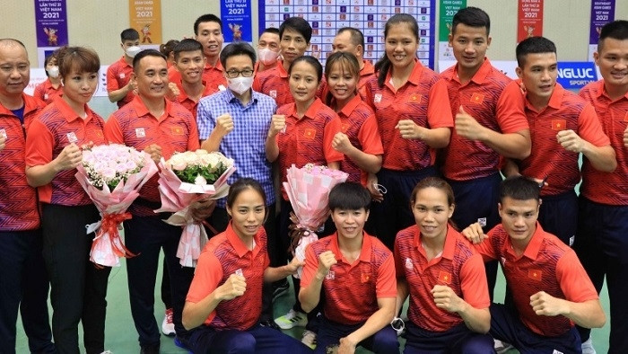 Deputy PM Vu Duc Dam and athletes and coaches of Kickboxing team (Photo: NDO/Thai Son)