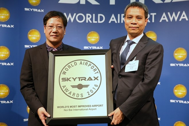 A representative from the Noi Bai International Airport received Skytrax's award. (Credit: kinhdoanhnet.vn)