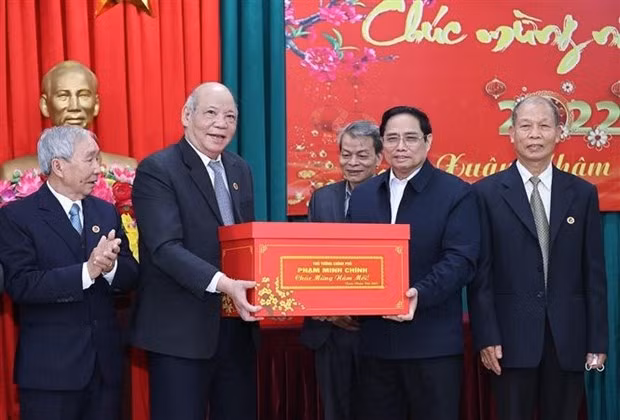 PM Pham Minh Chinh presents a gift to the Ham Rong club (Photo: VNA)