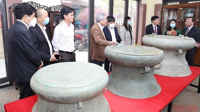 Many antiques are displayed at the exhibition. (Photo: NDO)