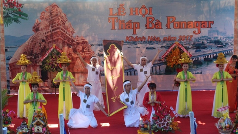 A performance at the Ponagar Temple Festival 2017 (Photo: ditichkhanhhoa.org.vn)