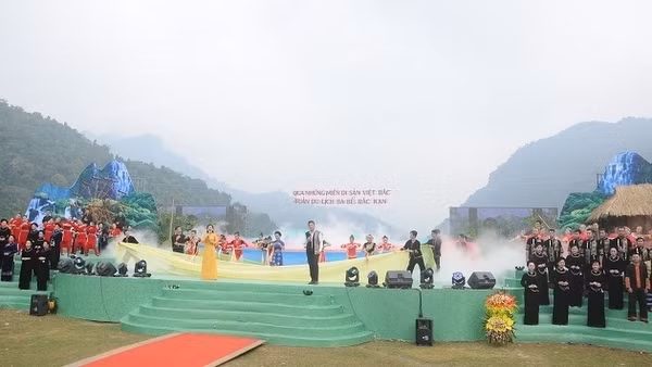 At the opening ceremony for the programme ‘Through Viet Bac Heritage Sites’ and Ba Be – Bac Kan tourism week 