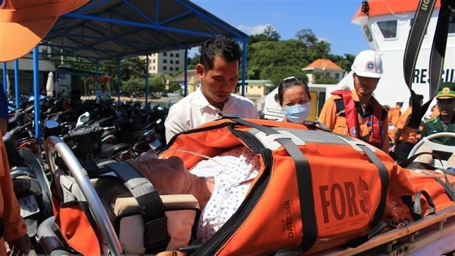 Haddock Richard Ray, a US visitor in distress at sea, is taken ashore for further treatment in Nha Trang city on January 28, 2019. (Photo: VNA)