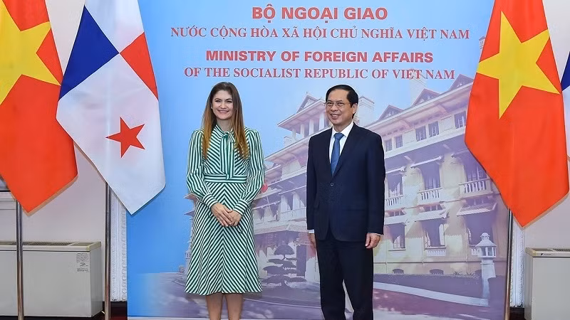 Foreign Minister Bui Thanh Son and his Panamanian counterpart Érika Mouynes (Photo: Bao Quoc te)
