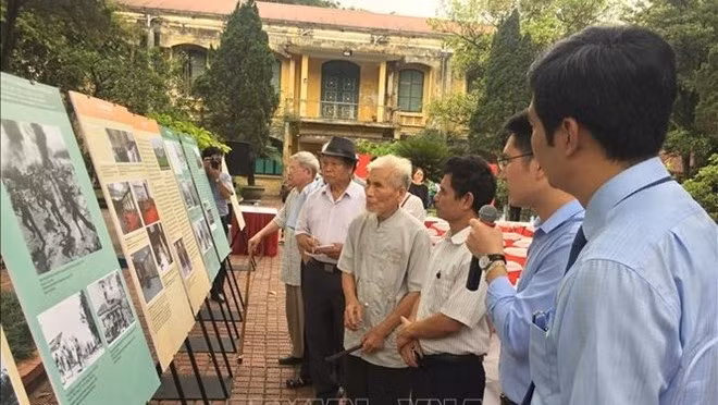 Visitors at the exhibition on the 1975 Spring Offensive (Photo: VNA)