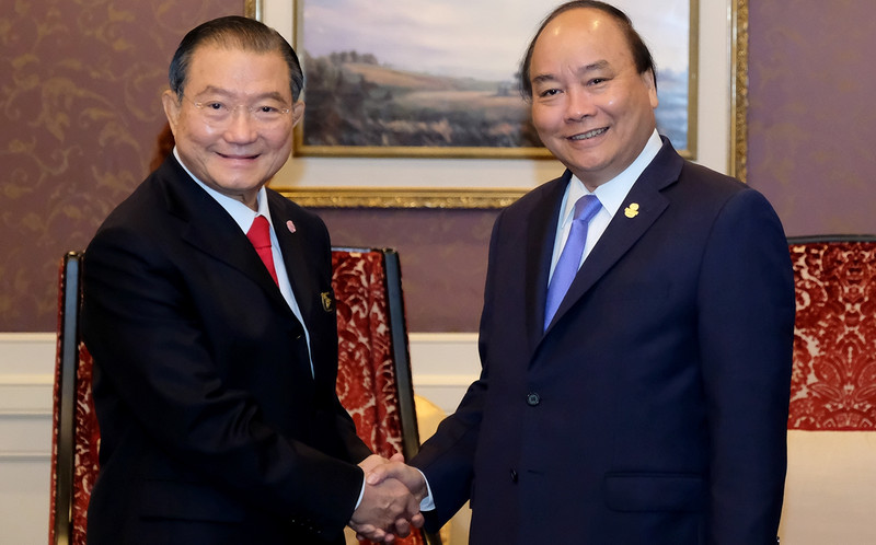 Prime Minister Nguyen Xuan Phuc (R) and Sabeco Chairman Charoen Sirivadhanabhakdi (Photo: VGP)