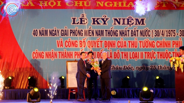 Secretary of the provincial Party Committee Phan Van Sau (R) presents the prime minister’s decision recognising Chau Doc as a class two city. (Credit: baoangiang.com.vn)