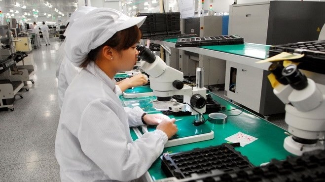 Product quality control at Myungjin Electronic Vina (Photo: VNA)