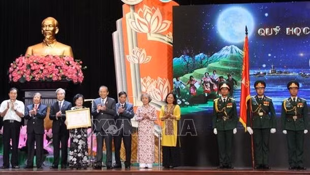 The management board of the Vu A Dinh scholarship fund is honoured with a Labour Order, First Class.(Photo: VNA)