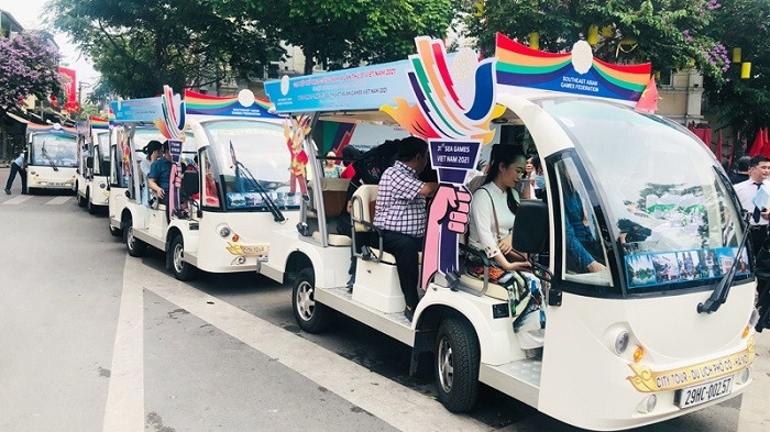 Tours by electric car launched for visitors to explore Hanoi’s Old Quarter (Photo: hanoimoi.com.vn)