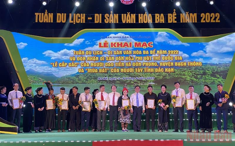 At the ceremony to handover the decision to recognise national intangible cultural heritages to localities and artisans.