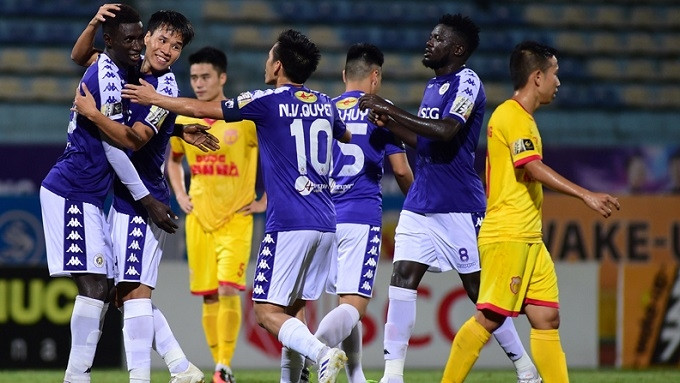 Hanoi FC players (in blue) celebrate scoring against Nam Dinh FC during their V.League matchday 22 meeting at Hang Day Stadium on September 11. (Photo: NDO/Tran Hai)