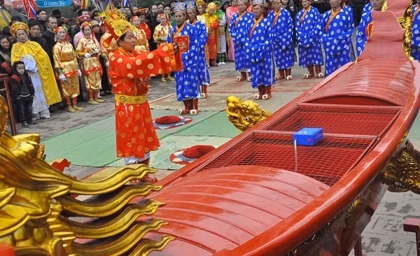 Fish worshipping ritual on the opening day of the festival (Source: soha.vn)