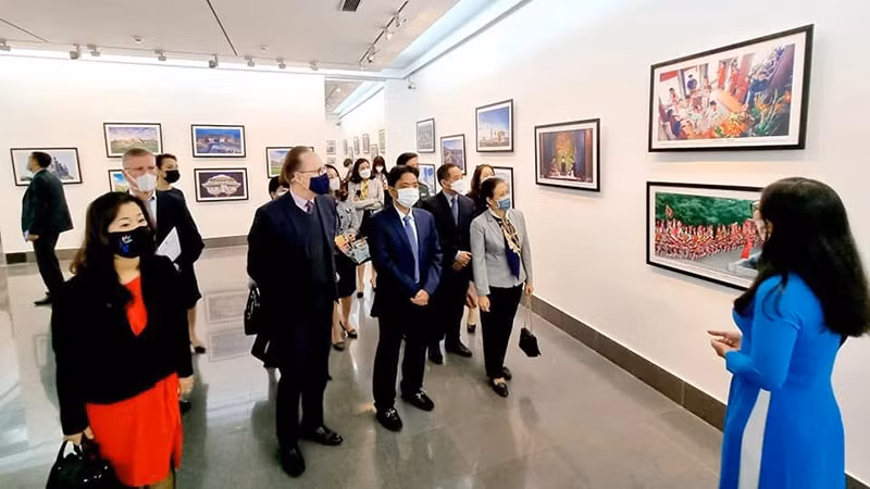 An exhibition on world heritage in Vietnam and Russia (Photo: Russian Embassy in Hanoi)