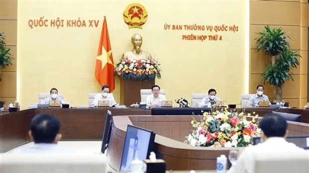 NA Chairman Vuong Dinh Hue (centre) speaks at the event. (Source: VNA)