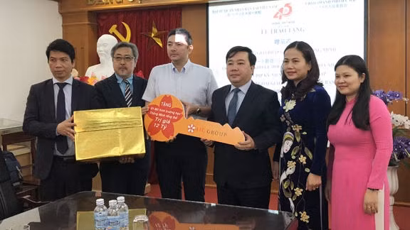 Delegates at the handing-over ceremony (Photo: hanoimoi.com.vn)