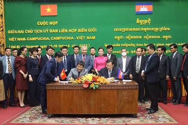 At the meeting (Photo: biengioilanhtho.gov.vn)