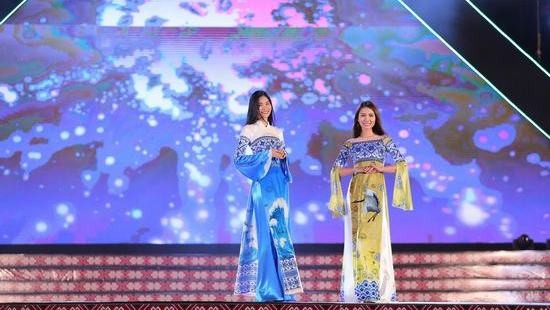 Two Ao Dai designs by Vu Thao Giang introduced at the show 