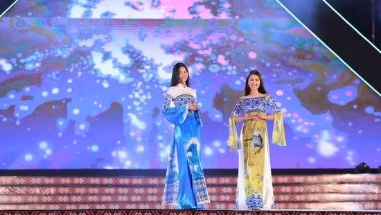 Two Ao Dai designs by Vu Thao Giang introduced at the show 