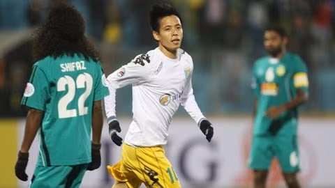 Van Quyet (in white) contributes a hattrick to Hanoi T&T’s resounding victory 