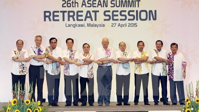 ASEAN member countries' leaders pose for a photo at the summit. (Credit: VNA)