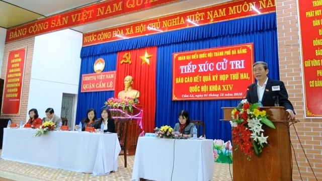 Politburo member Dinh The Huynh speaks at the meeting with voters in Cam Le District, Da Nang City on December 1. (Credit: dantri.com.vn)