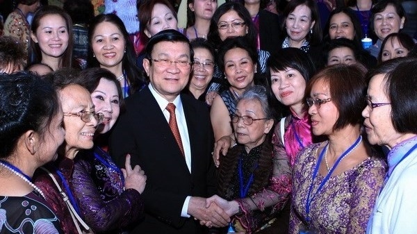  State President Truong Tan Sang and Overseas Vietnamese women (Credit: VNA)