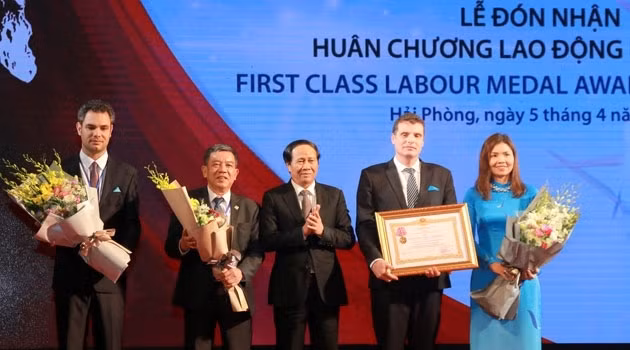 The DVIZ Joint Stock Company is presented with the Labour Order, first class from the State President.