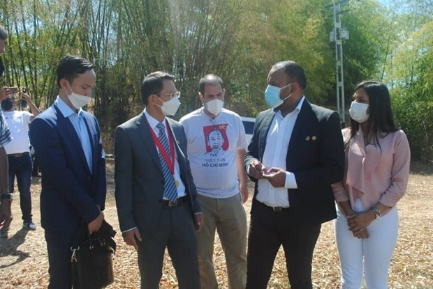 Vietnamese Ambassador to Venezuela Le Viet Duyen (the second from the left) meets Jose Torealba, President of Romulo Gallegos National Experimental University (the second from the right). (Photo: VNA)