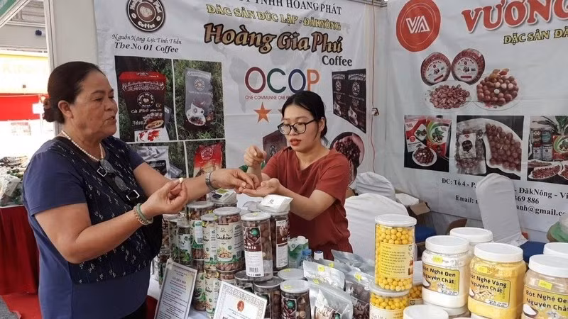 Over 60 businesses and cooperatives join the event with 100 stalls showcasing products of clear origin from Hanoi and 20 provinces.