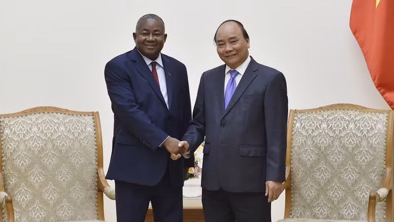 Prime Minister Nguyen Xuan Phuc (R) receives newly-accredited Mozambican Ambassador Leonardo Rosario Manuel Pene (Photo: VGP)