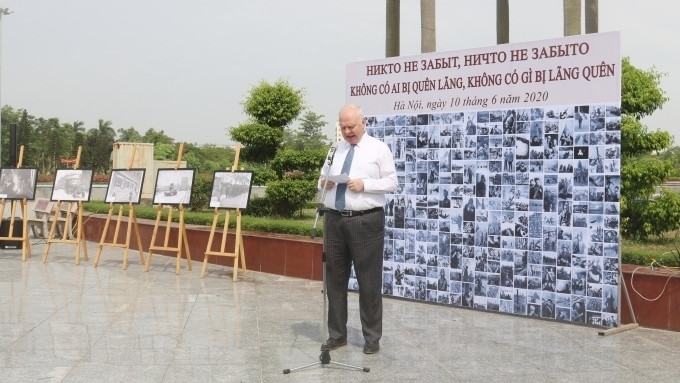 Russian Ambassador Konstantin Vasilievich Vnukov speaks at the event. (Photo: NDO/Xuan Hung)