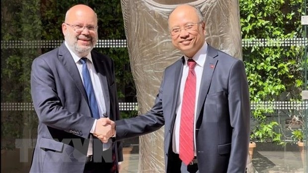 Nice Deputy Mayor Philippe Pradal (L) welcomes Ambassador Dinh Toan Thang (Photo: VNA)