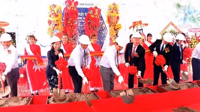 The ceremony launching the construction of the Darco Ba Lai water factory in Ben Tre province on July 6 (Photo: VNA)