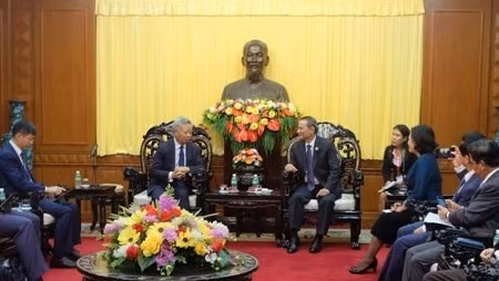 The meeting between Secretary of the Da Nang municipal Party Committee Truong Quang Nghia (R) and AIIB President Jin Liqun on November 8. (Credit: danang.gov.vn)