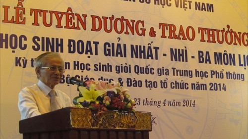  President of the VSHS, Prof. Phan Huy Le, addressing at the ceremony