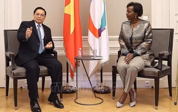 Prime Minister Pham Minh Chinh (L) and Louise Mushikiwabo, Secretary-General of the International Organisation of La Francophonie (OIF) (Photo: VNA)