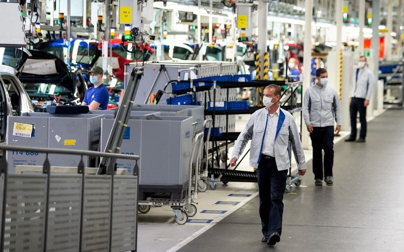 Staff wear protective masks at the Volkswagen assembly line in Wolfsburg, Germany, April 27, 2020. (Photo: Reuters)