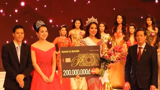 Pham Thi Huong crowned Miss Universe Vietnam 2015