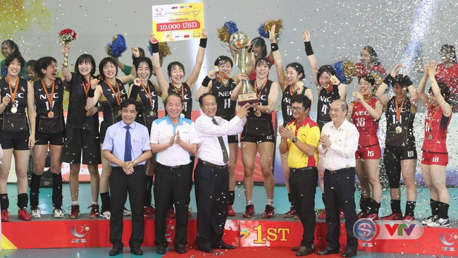 The award ceremony for Japan's NEC Red Rockets (Photo: VTV)
