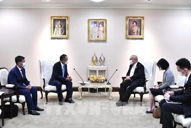 At the meeting between Thai Deputy Prime Minister and Energy Minister Supattanapong Punmeechaow (right) and Vietnamese Ambassador Phan Chi Thanh (Photo: VNA)