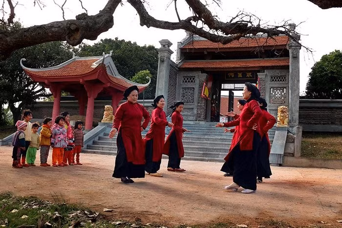 Xoan singing in front of the communal house