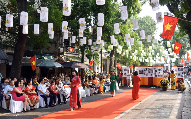 The fashion show of Ao Dai at Phung Hung mural painting street (Photo: NDO/DANG ANH)