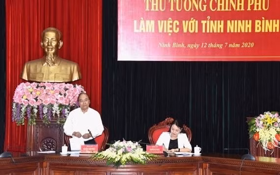 Prime Minister Nguyen Xuan Phuc (standing) at the working session with Ninh Binh authorities (Photo: NDO/Tran Hai)