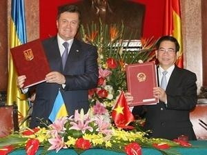 Ukrainian President Viktor Yanukovych and President Nguyen Minh Triet at the signing of the joint communique