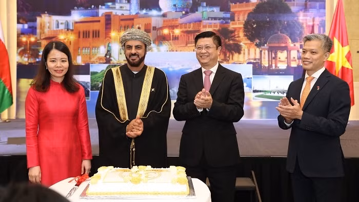 Leaders of the Party and the Ministry of Foreign Affairs of Vietnam along with international diplomats at the celebration of the 30th anniversary of the establishment of diplomatic relations between Vietnam and Oman in Hanoi on June 9, 2022.
