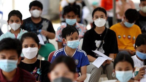 Students wait to be vaccinated against COVID-19 in Phnom Penh, Cambodia. (Photo: AFP/VNA)