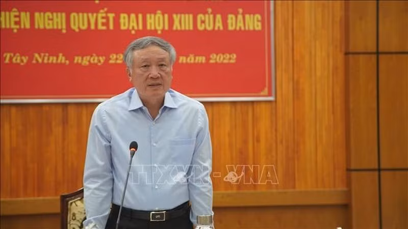 Politburo member, Secretary of the Party Central Committee and Chief Justice of the Supreme People’s Court of Vietnam Nguyen Hoa Binh speaks at the working session.